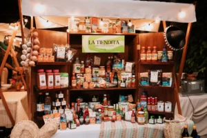 Estantería con productos artesanales y conservas