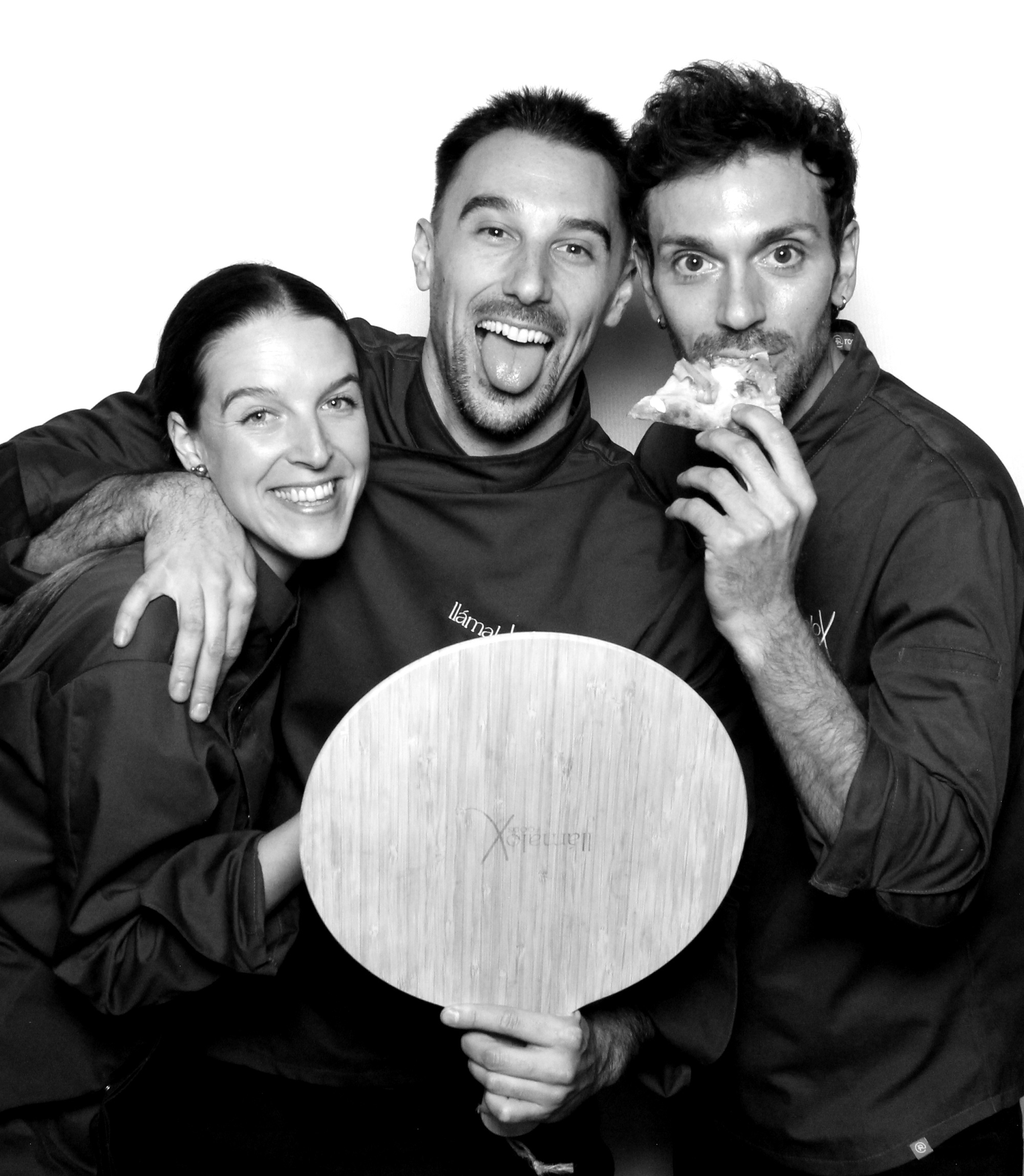 Equipo de llamalo x food comiendo pizza y sonriendo